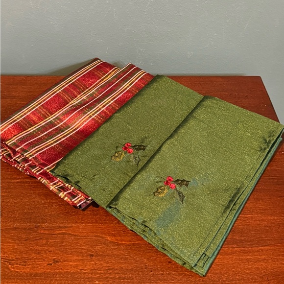 Set of 4 Christmas Holiday Napkins 2 different patterns - Holly Berry and Plaid - Picture 1 of 9